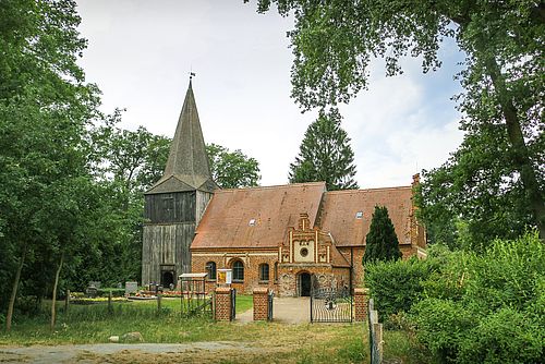 Kleine Kirchen aus Holz und Backstein zieren die Wischedörfer. Foto: L. Häuser/Biosphärenreservat Flusslandschaft Elbe.