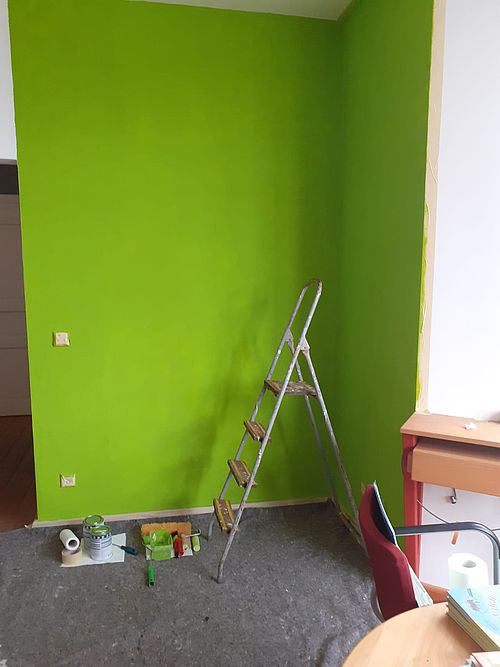 Wand wird grün gestrichen